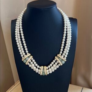 Elegant vintage Avon Pearl and Gold Necklace